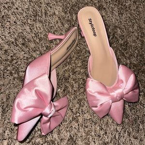 Slip on pink kitten heel with bow